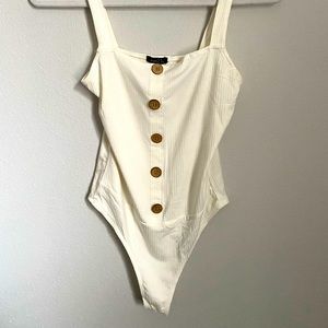 Cotton cream bodysuit with brown buttons